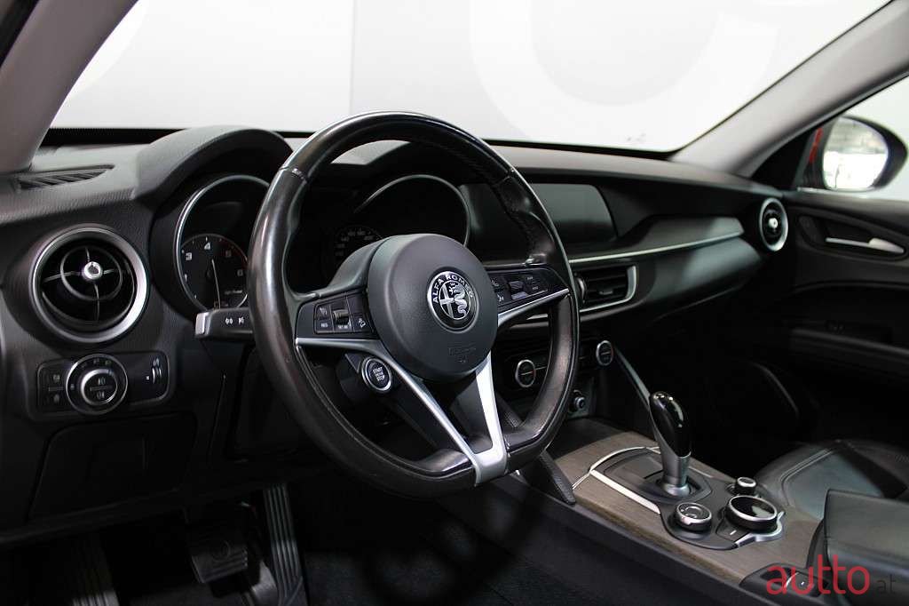 2017' Alfa Romeo Stelvio photo #5