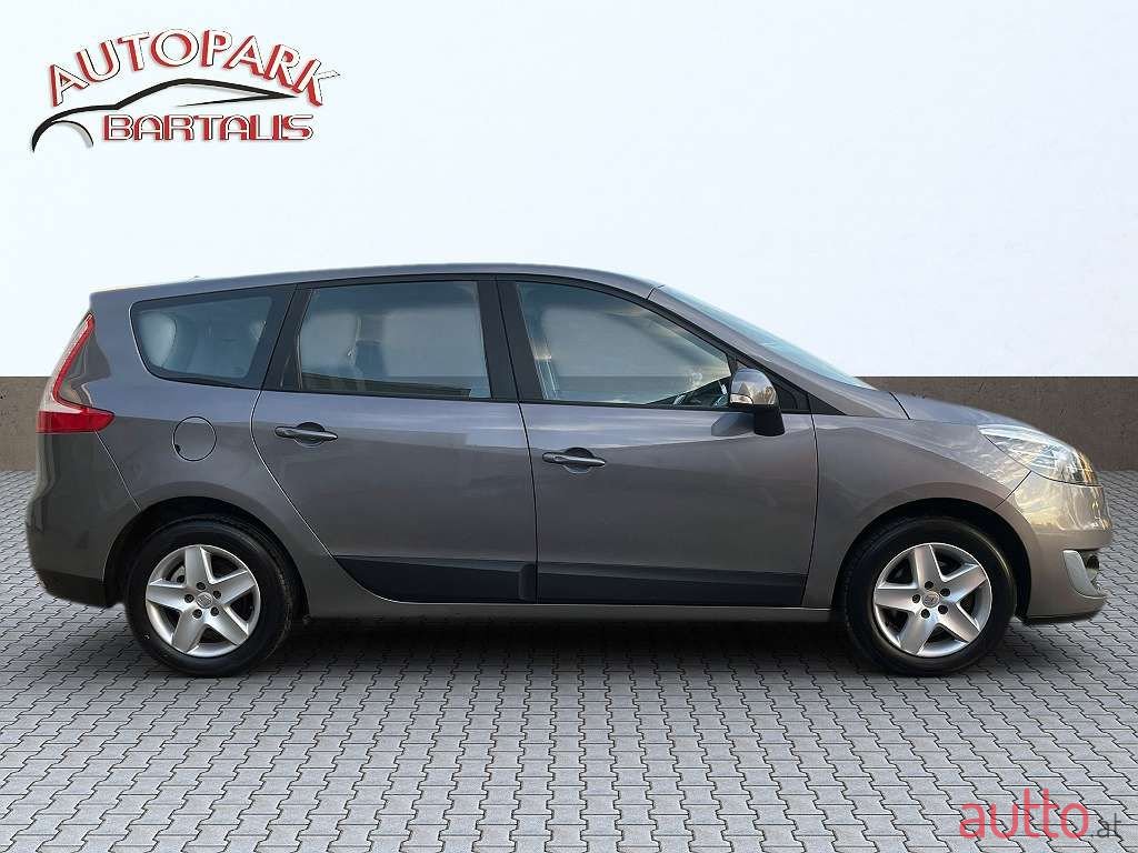 2012' Renault Grand Scenic photo #3