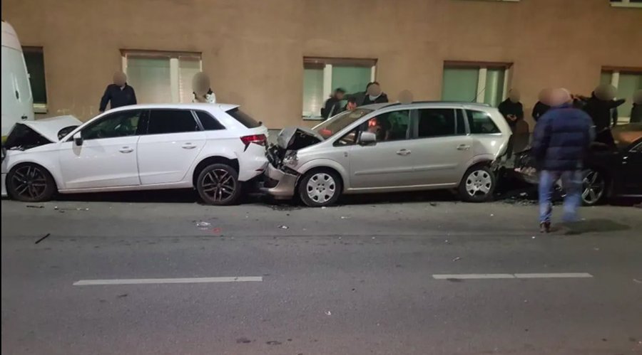 Audi-Lenker zerstört bei Crash gleich 6 parkende Autos