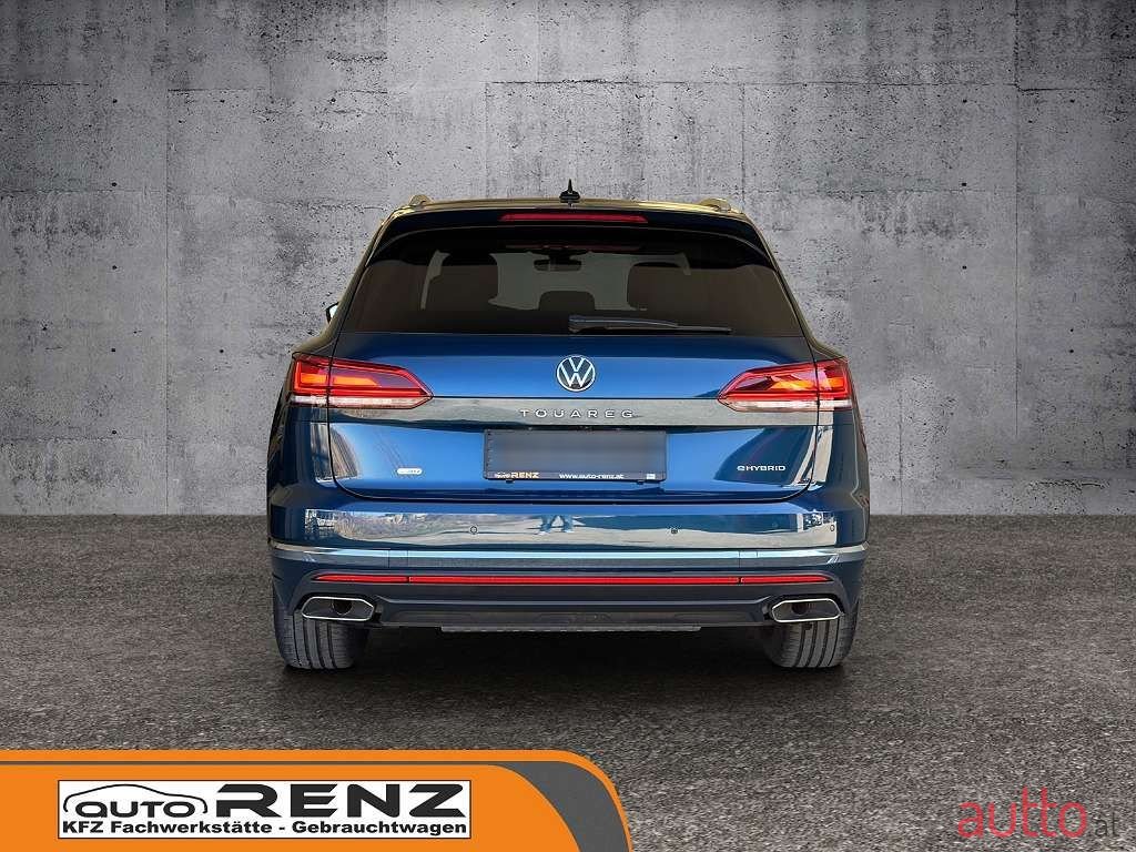 2022' Volkswagen Touareg photo #5