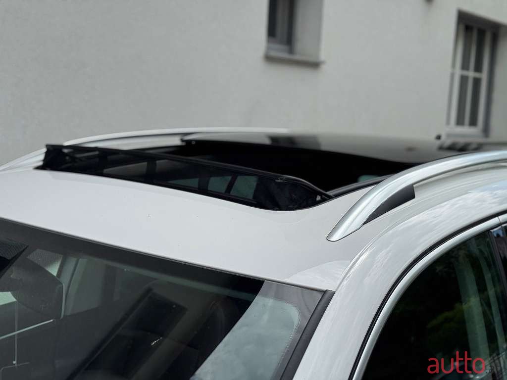 2011' Volkswagen Tiguan photo #6