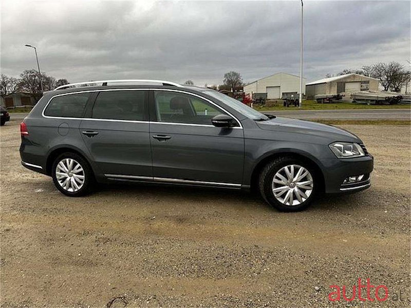 2011' Volkswagen Passat photo #6