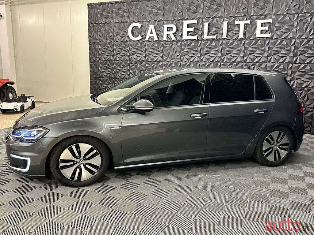 2018' Volkswagen Golf photo #6