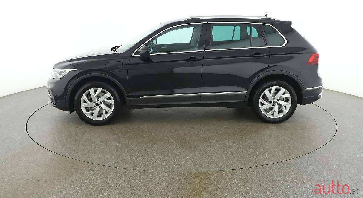 2021' Volkswagen Tiguan photo #2
