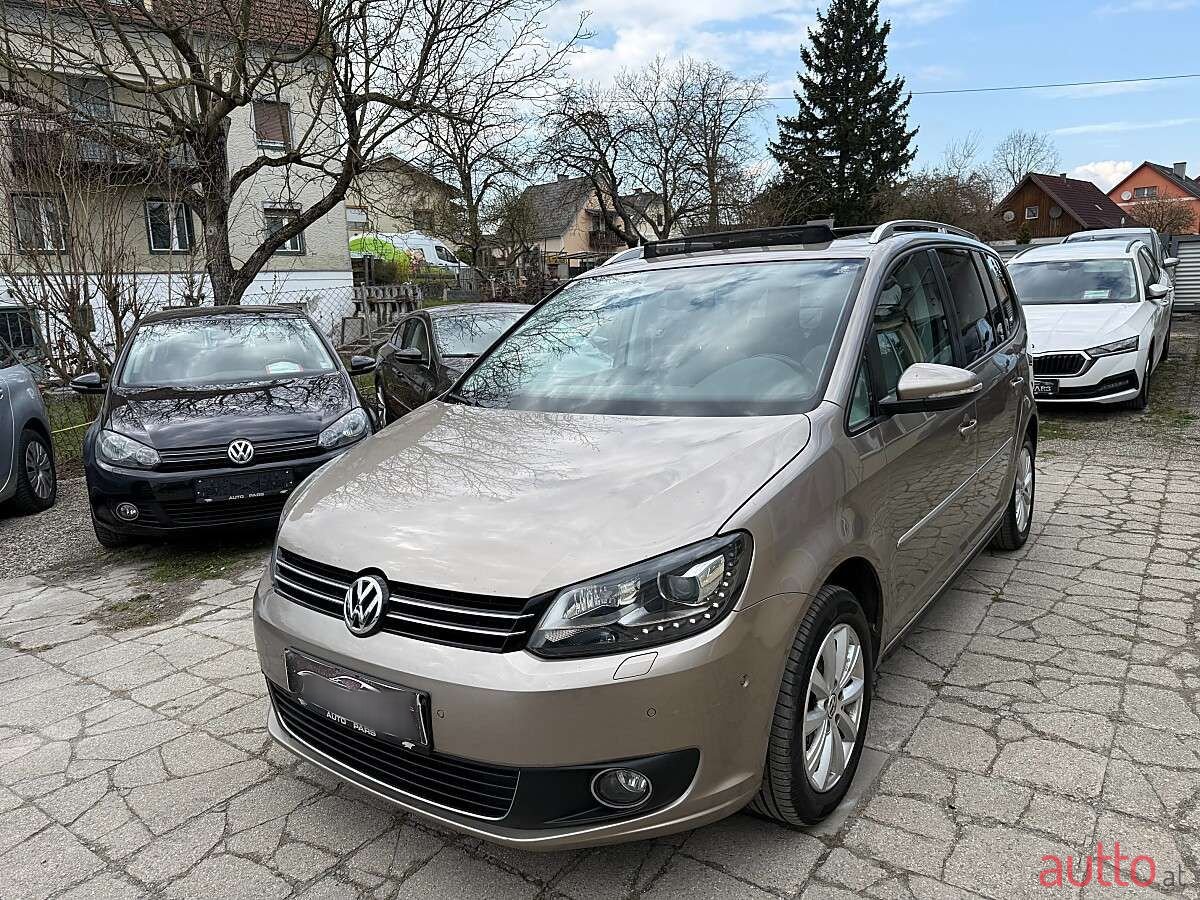 2011' Volkswagen Touran photo #1