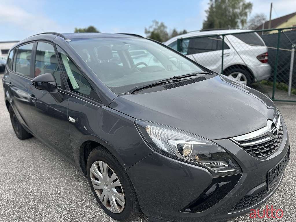 2012' Opel Zafira photo #3