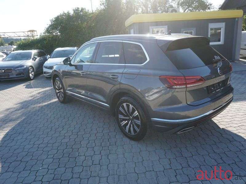 2021' Volkswagen Touareg photo #6