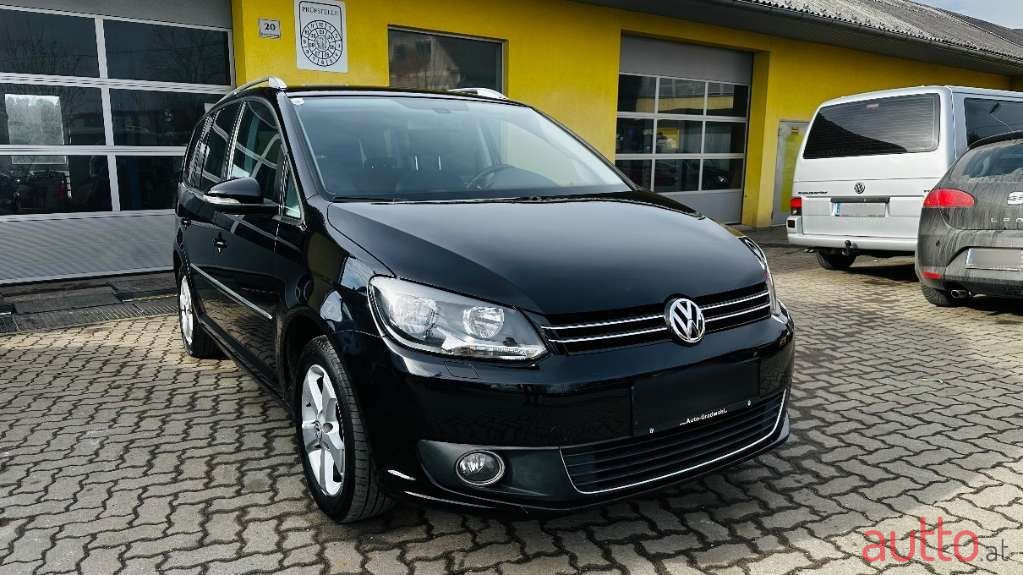 2011' Volkswagen Touran photo #5