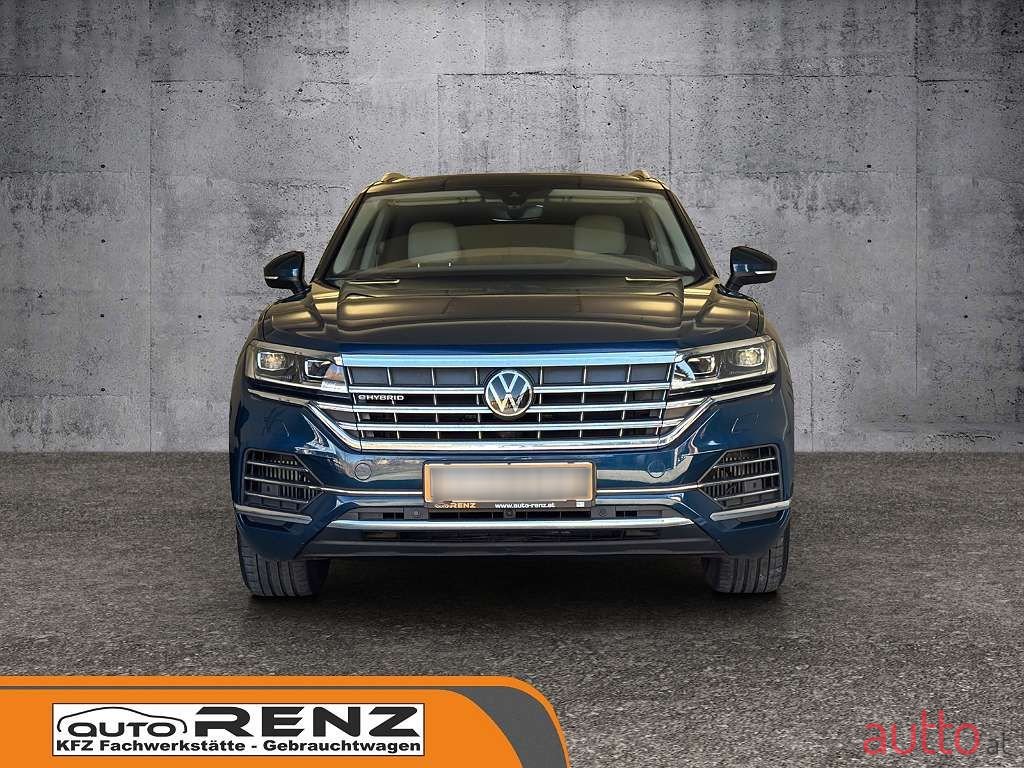2022' Volkswagen Touareg photo #2