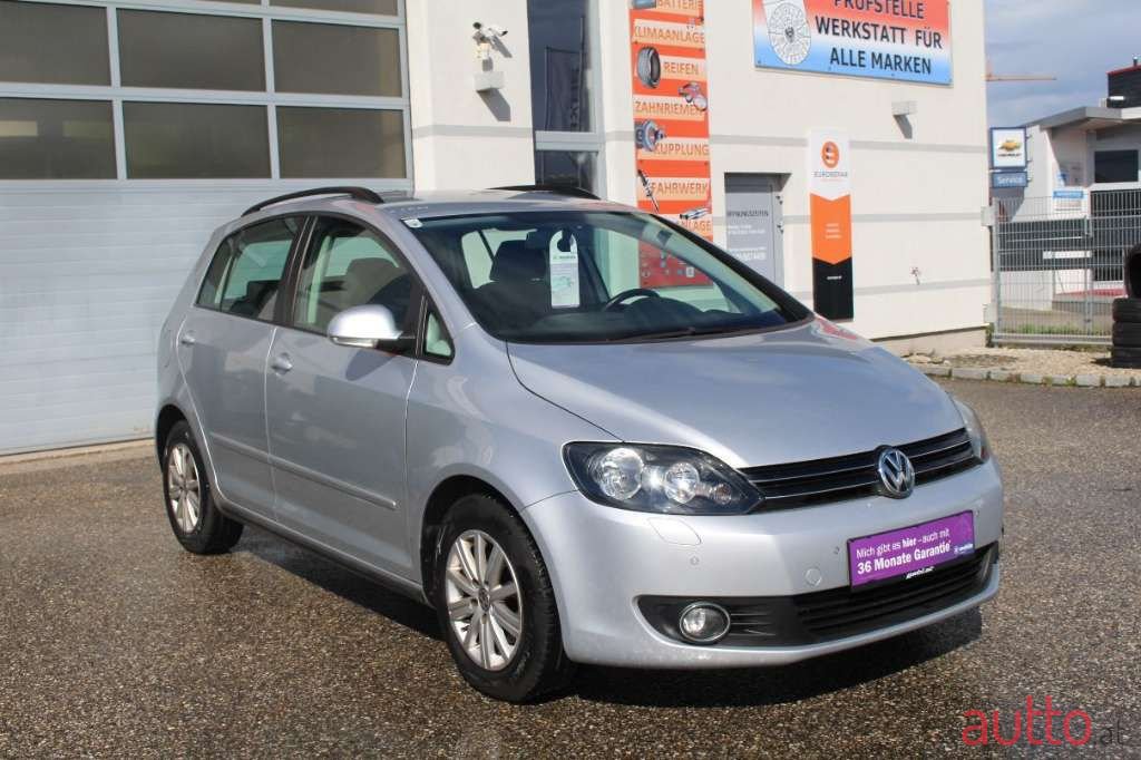 2011' Volkswagen Golf photo #3