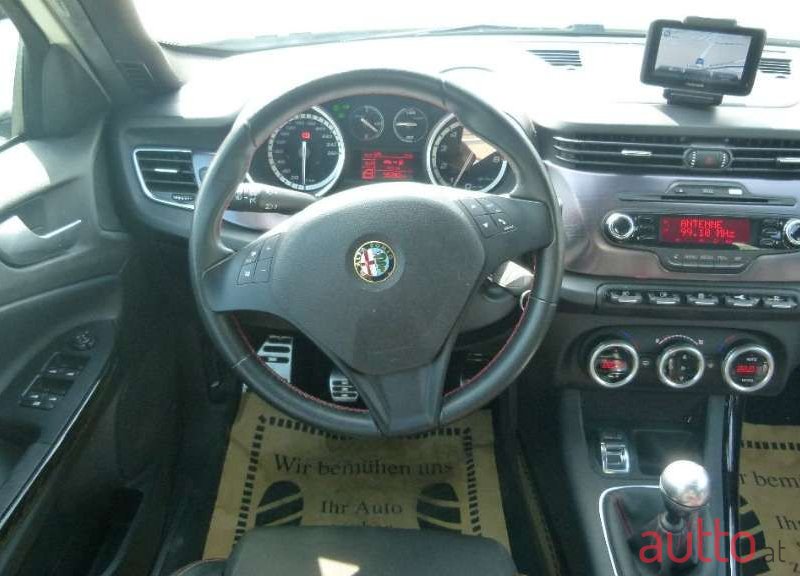 2014' Alfa Romeo Giulietta photo #3