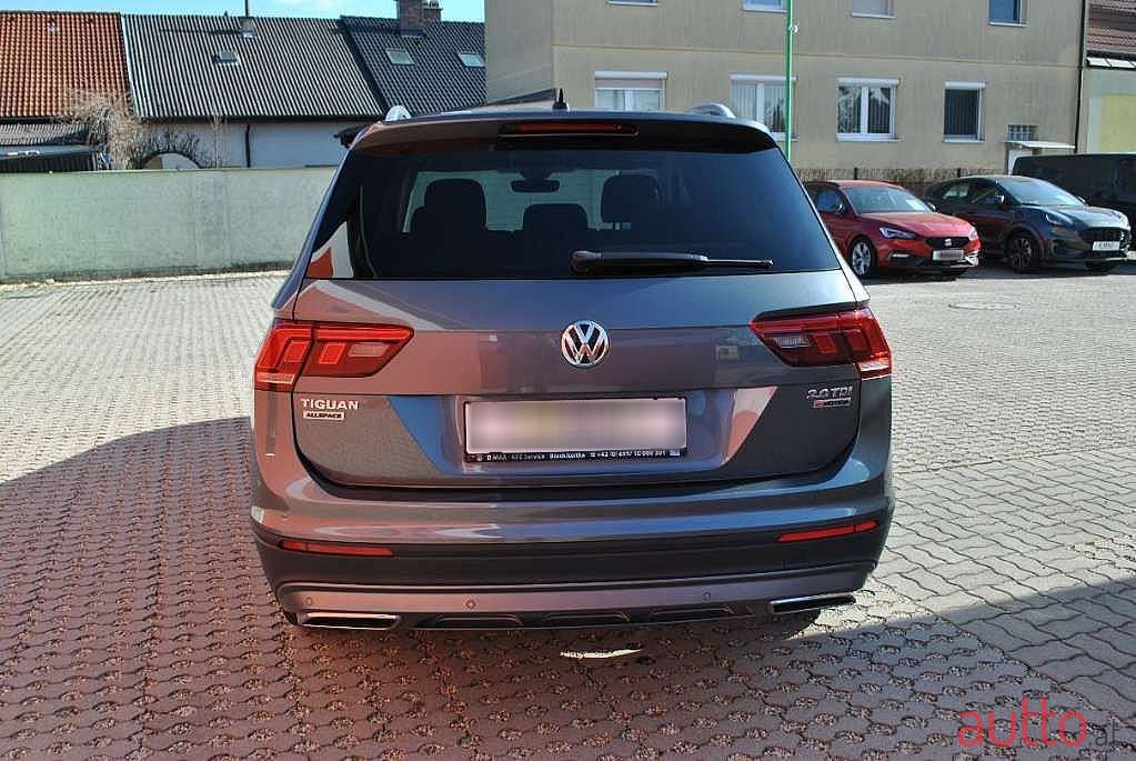 2018' Volkswagen Tiguan photo #5