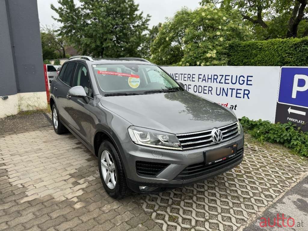 2017' Volkswagen Touareg photo #2