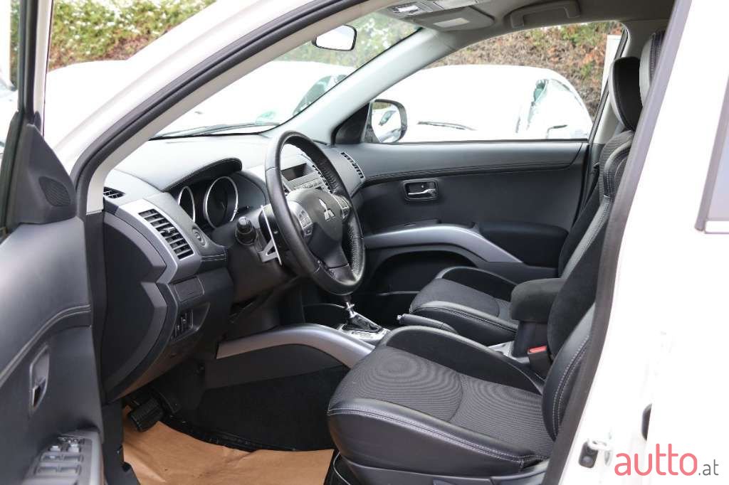 2012' Mitsubishi Outlander photo #6