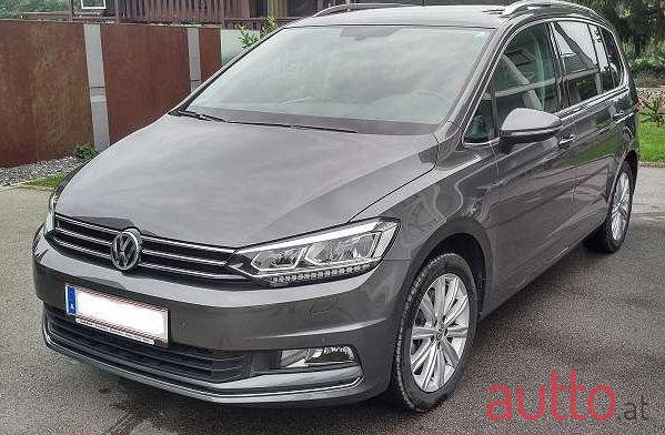 2015' Volkswagen Touran photo #2