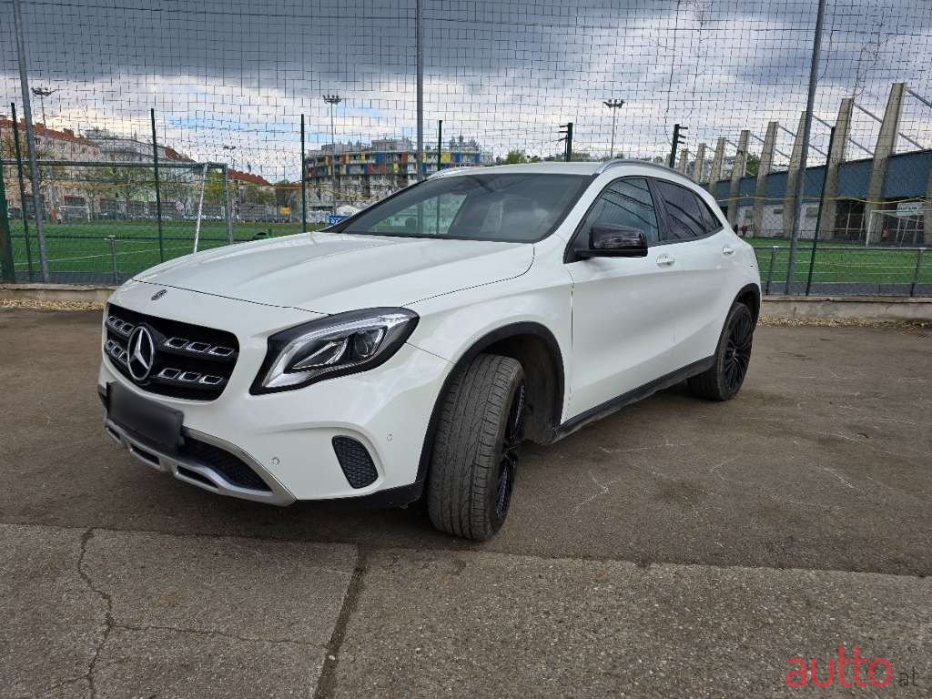 2017' Mercedes-Benz Gla-Klasse photo #1