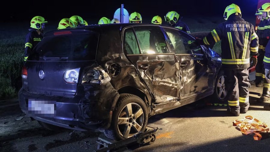 VW-Fahrer nach Crash in OÖ in Wrack eingeklemmt