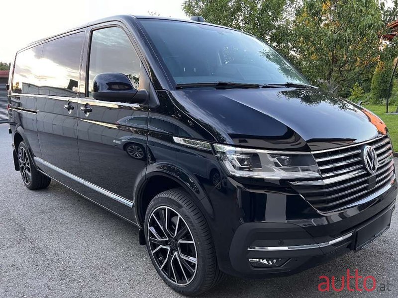 2023' Volkswagen Caravelle photo #3