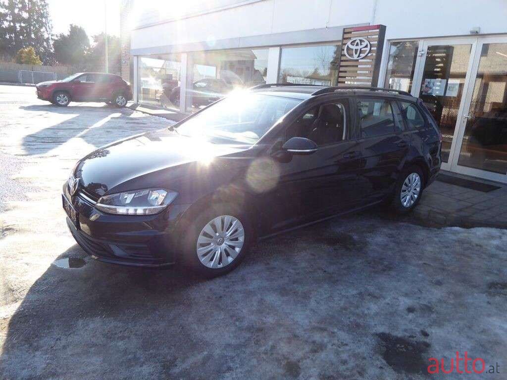 2020' Volkswagen Golf photo #2