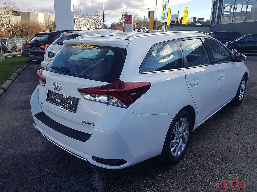 2016' Toyota Auris photo #2