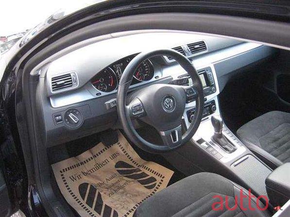 2011' Volkswagen Passat photo #2