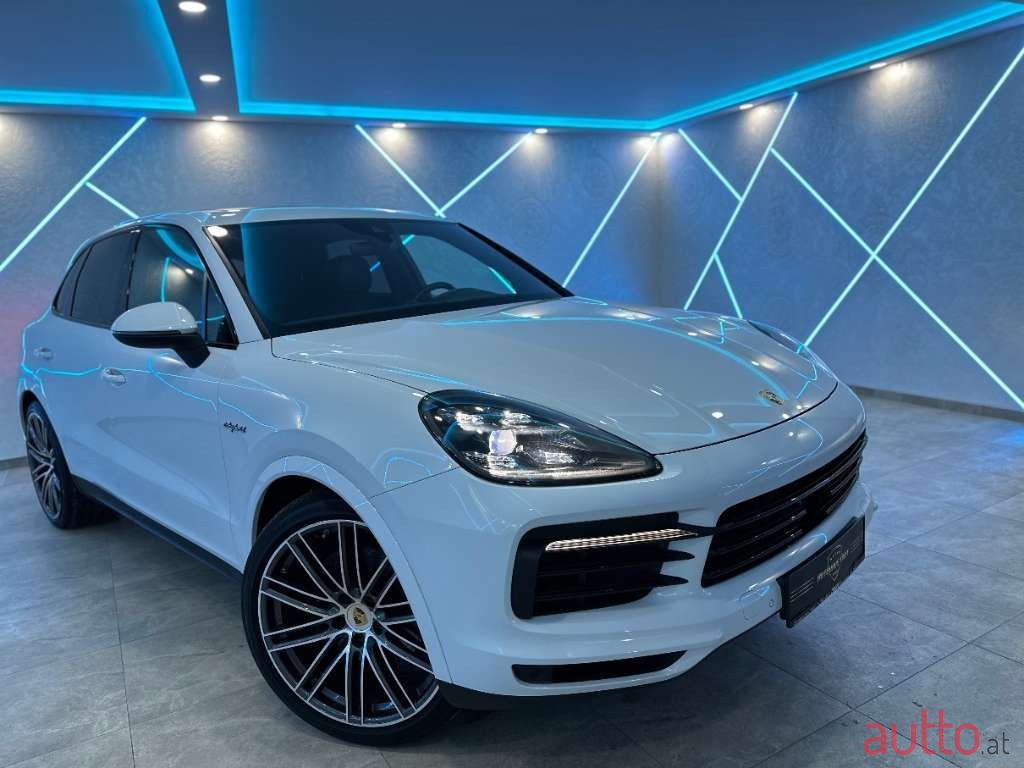 2020' Porsche Cayenne photo #2