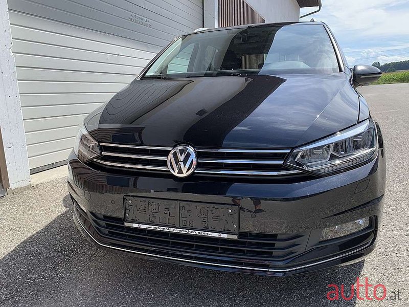 2019' Volkswagen Touran photo #3