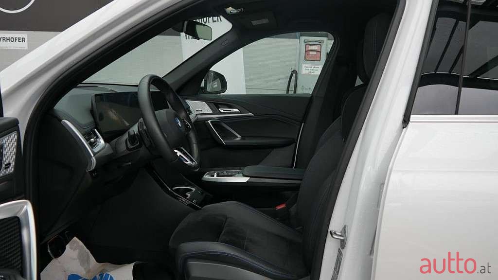 2024' BMW iX1 photo #6
