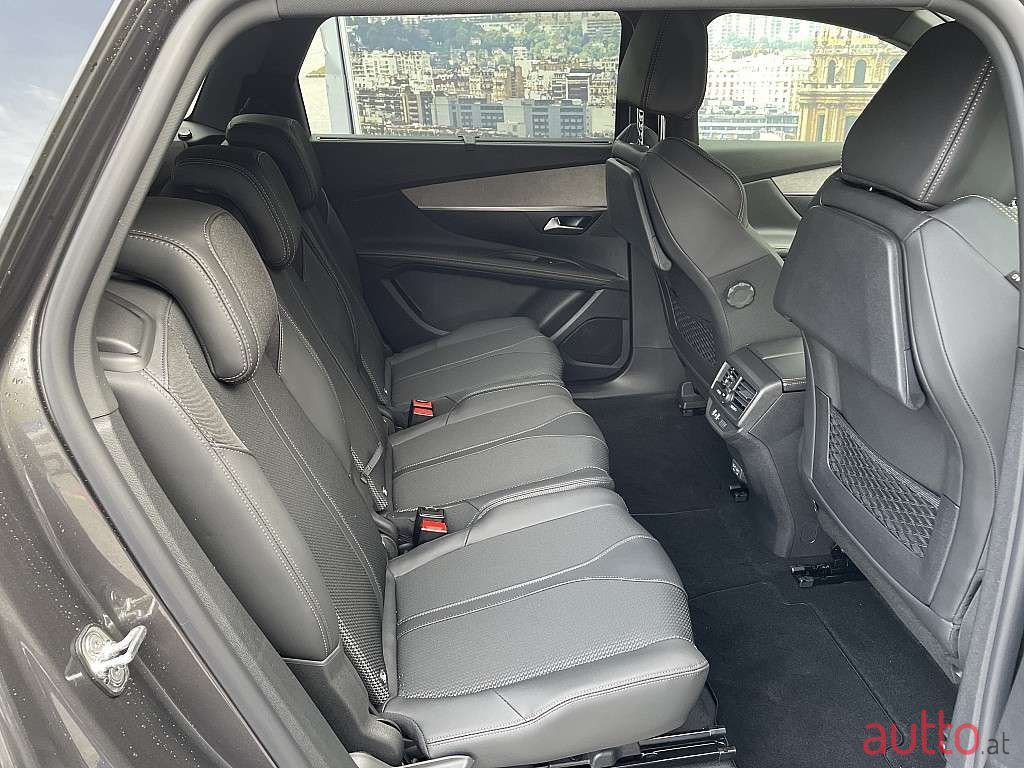 2023' Peugeot 5008 photo #5