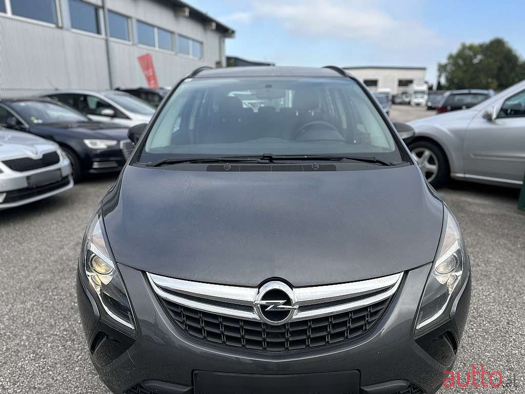 2012' Opel Zafira photo #2