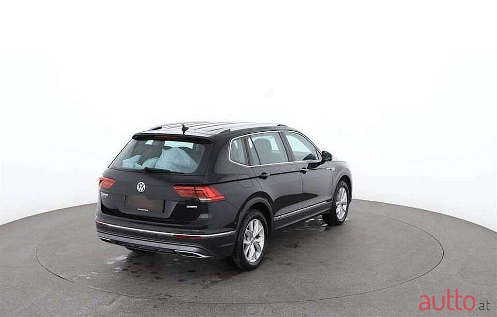 2021' Volkswagen Tiguan photo #2