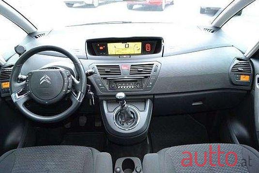 2012' Citroen C4 Picasso photo #3