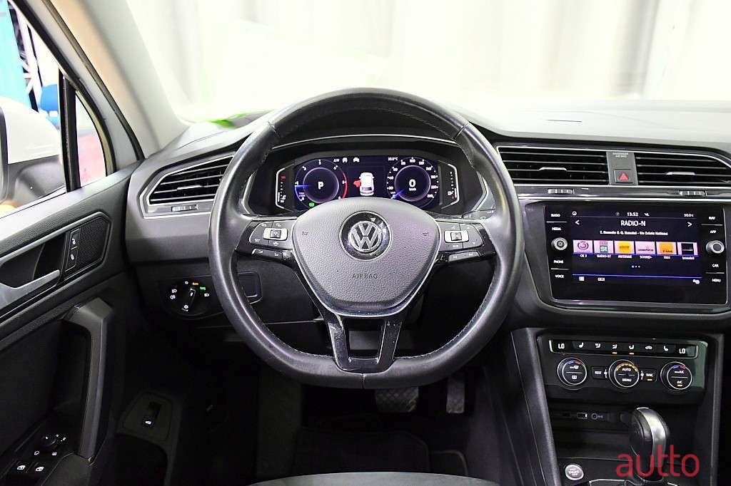 2020' Volkswagen Tiguan photo #2