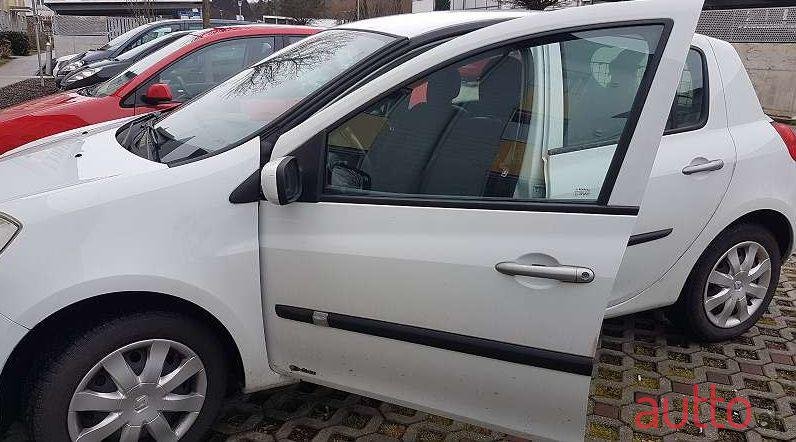 2008' Renault Clio photo #1