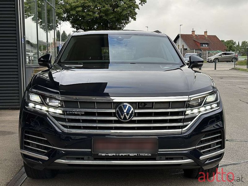 2021' Volkswagen Touareg photo #4