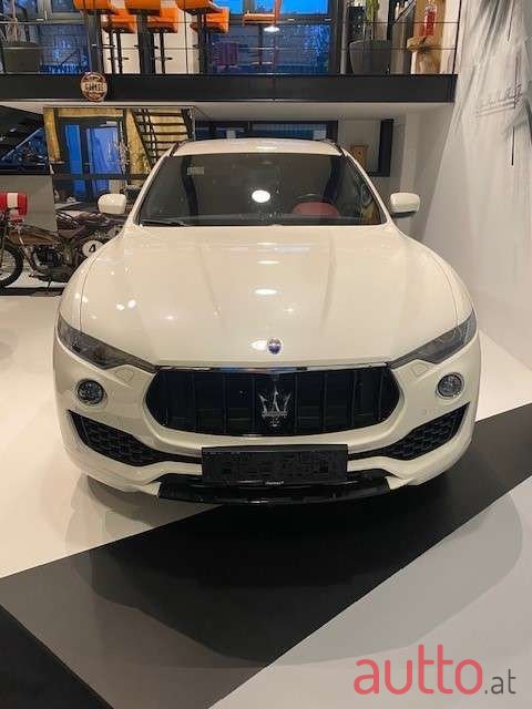 2017' Maserati Levante photo #3