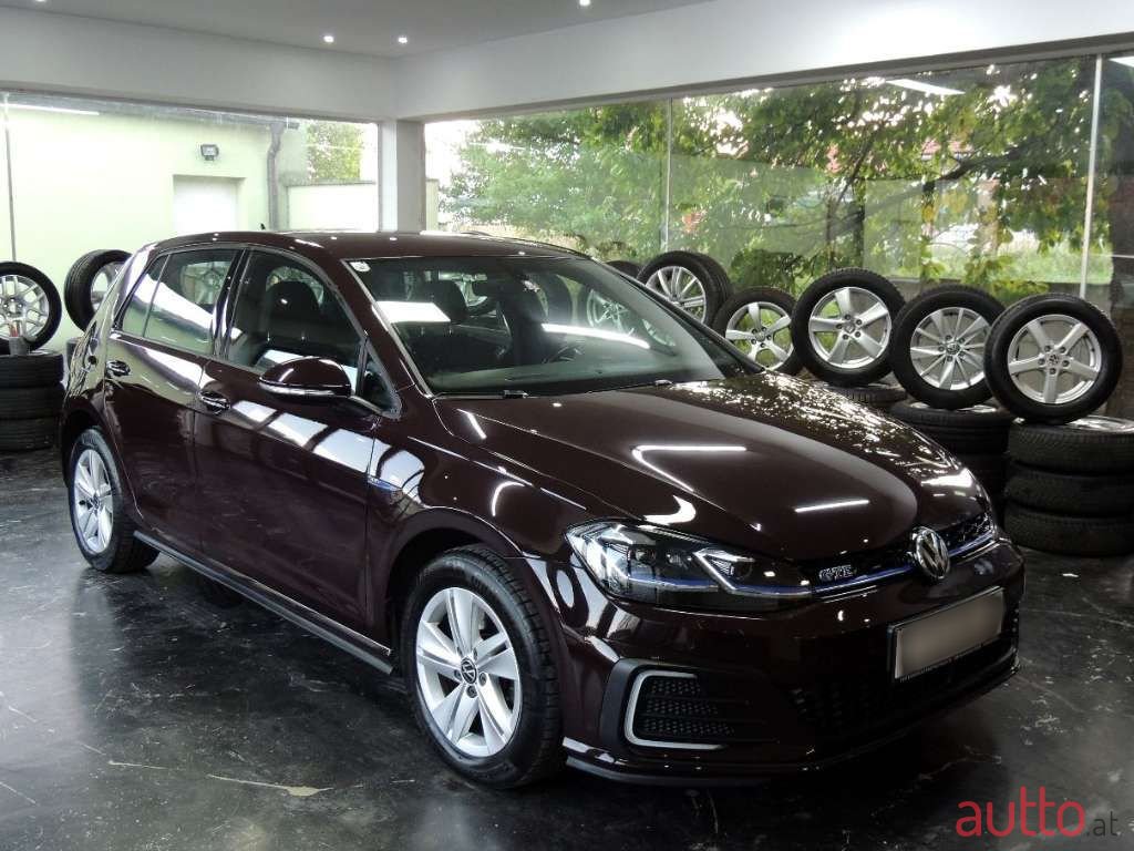 2018' Volkswagen Golf photo #6