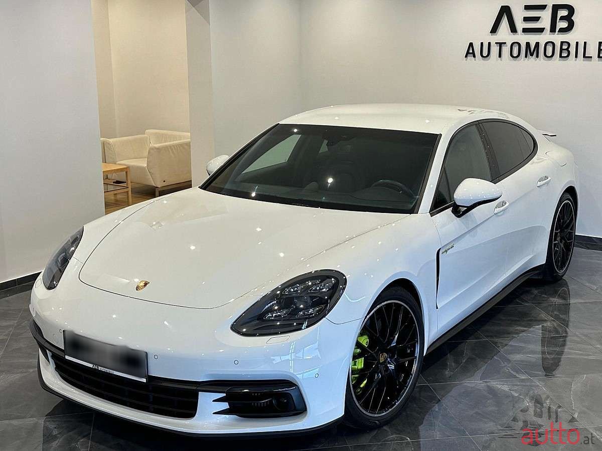 2017' Porsche Panamera photo #3