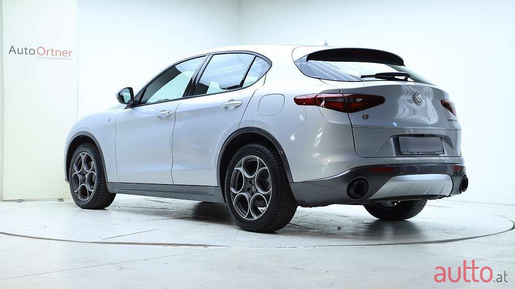 2022' Alfa Romeo Stelvio photo #4