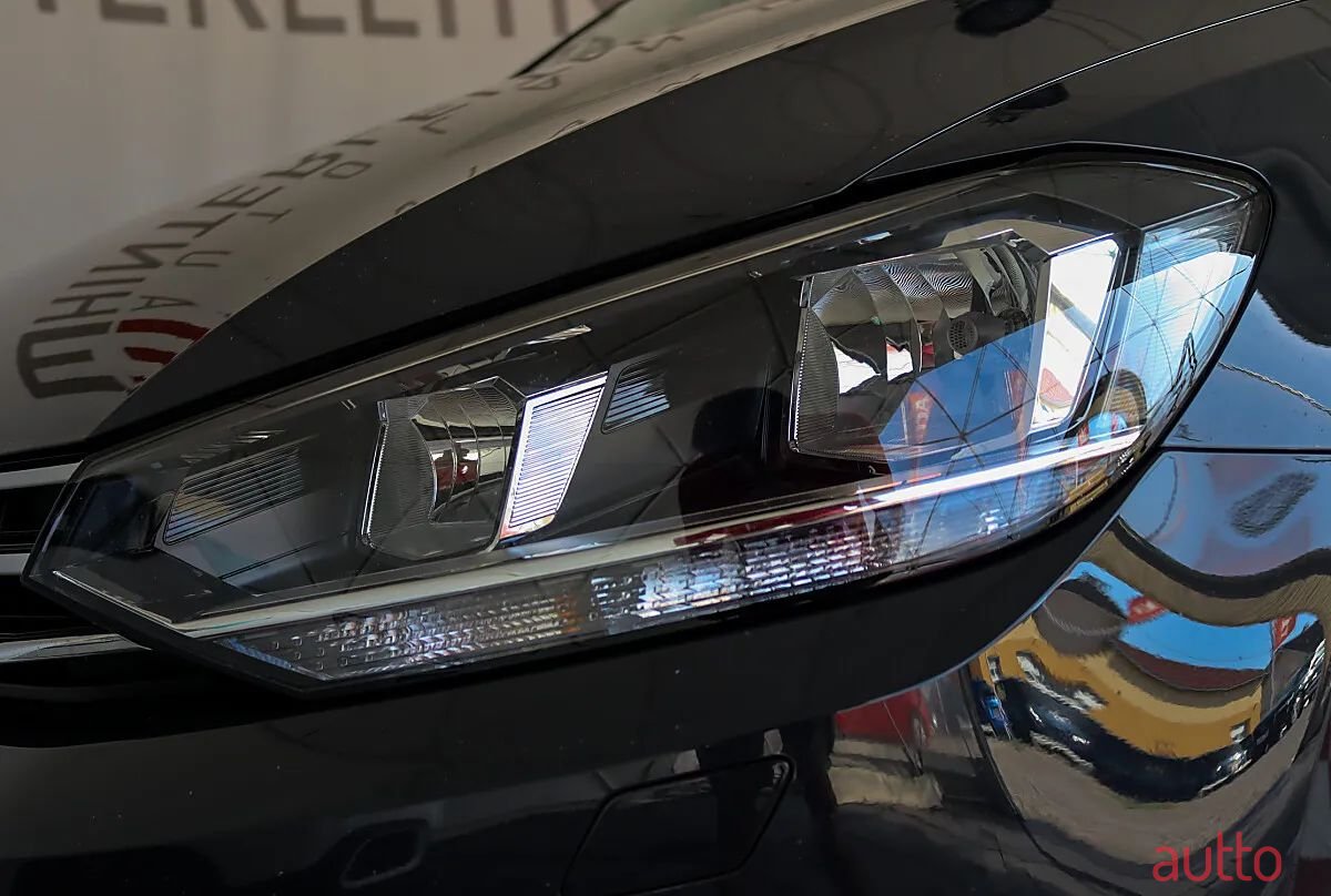 2022' Volkswagen Touran photo #4