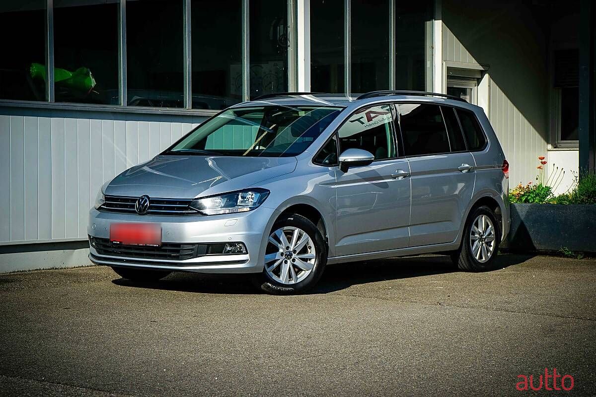 2022' Volkswagen Touran photo #2
