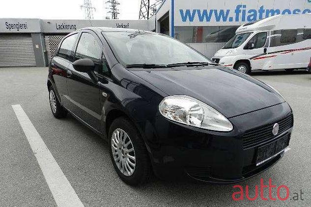 2011' Fiat Grande Punto photo #1
