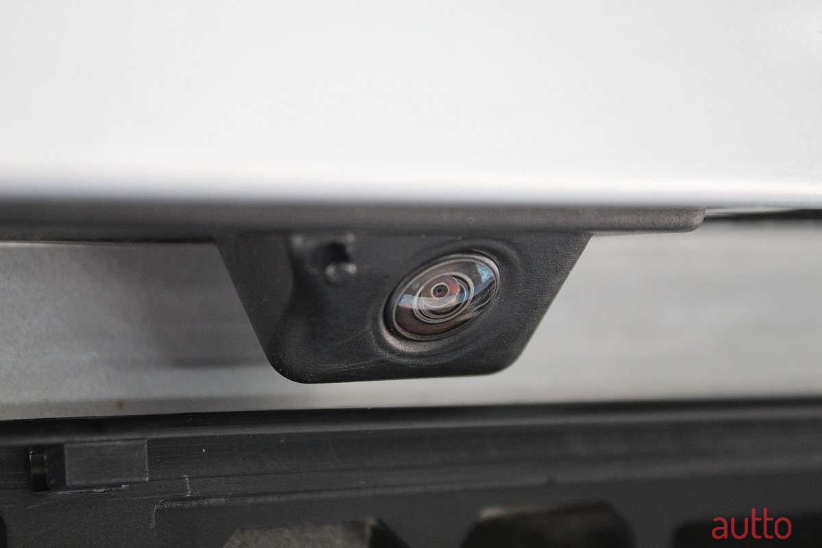 2020' Volkswagen Tiguan photo #6