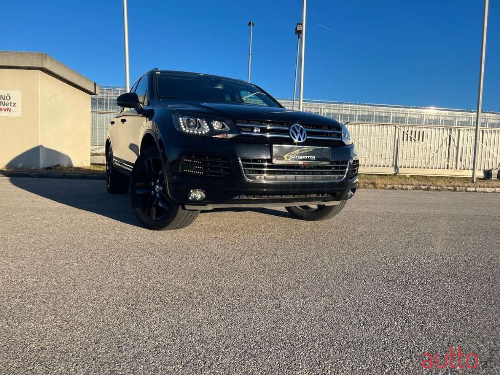 2011' Volkswagen Touareg photo #1