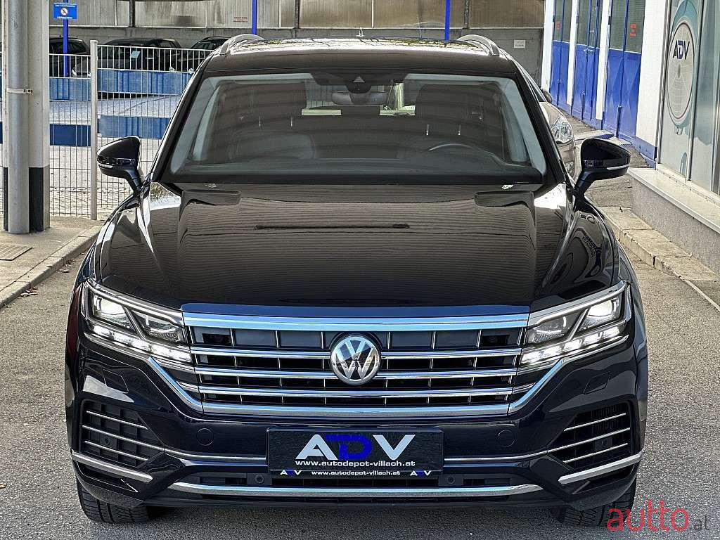 2019' Volkswagen Touareg photo #4