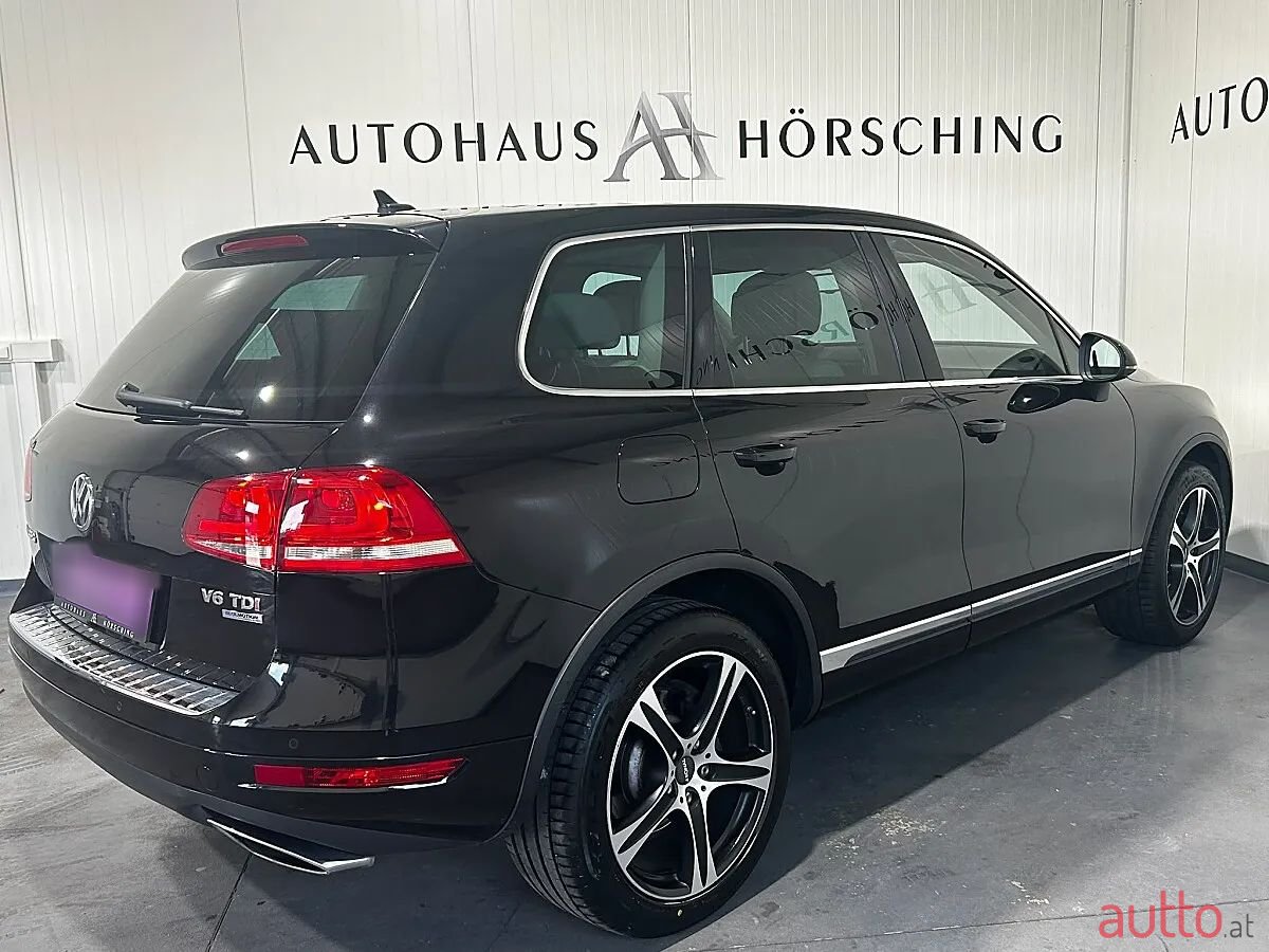 2012' Volkswagen Touareg photo #6