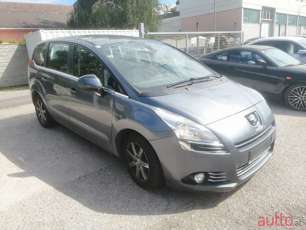 2012' Peugeot 5008 photo #3