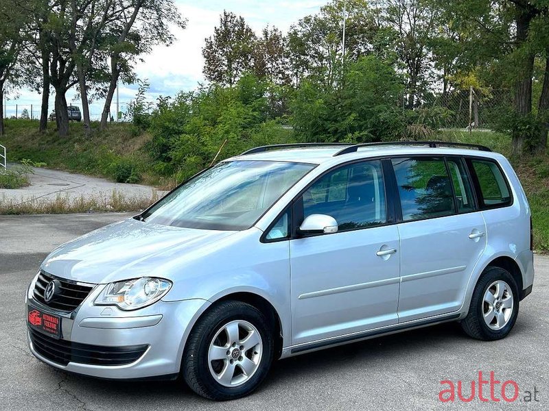 2008' Volkswagen Touran photo #5