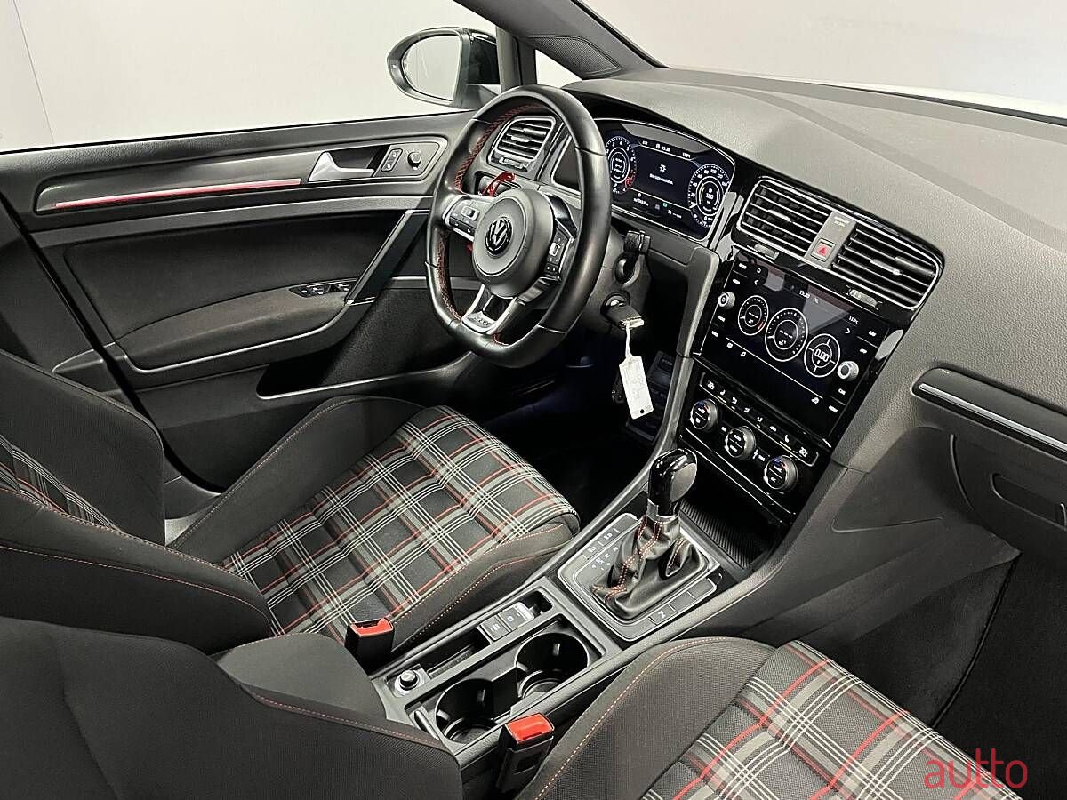 2018' Volkswagen Golf photo #2