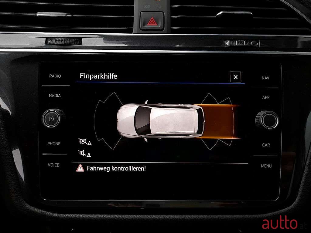 2021' Volkswagen Tiguan photo #4